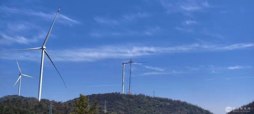 巫山大風口風電場首臺風機順利吊裝，綠色能源發展邁向新階段